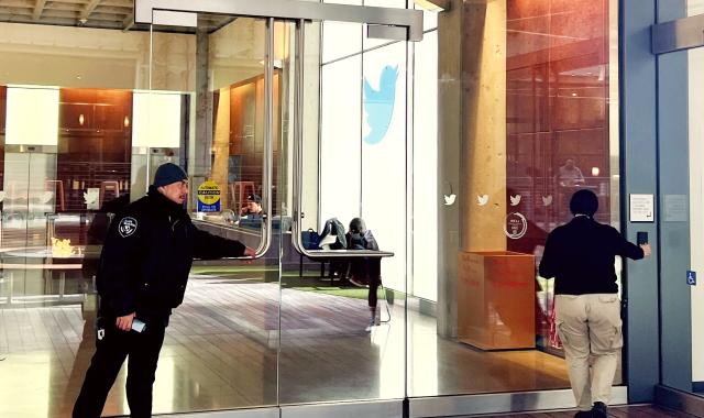 Ο Έλον Μασκ πουλά τα έπιπλα από τα κεντρικά γραφεία του Twitter