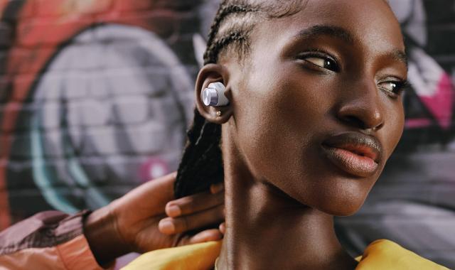 Η Bowers & Wilkins μόλις παρουσίασε δύο νέα ασύρματα ακουστικά που «σκοτώνουν»