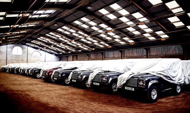 Το 2015 κάποιος αγόρασε 200 κλασικά Land Rover Defender — Τώρα τα πουλάει για εκατομμύρια