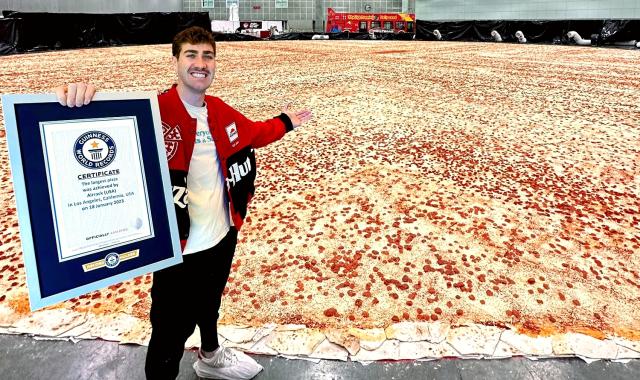 Η Pizza Hut έφτιαξε τη μεγαλύτερη πίτσα του κόσμου - Ισοδυναμεί με 68.000 τυπικά κομμάτια