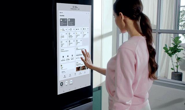 Το νέο έξυπνο ψυγείο της Samsung έχει μια τεράστια οθόνη αφής 32 ιντσών που παίζει ακόμη και TikTok