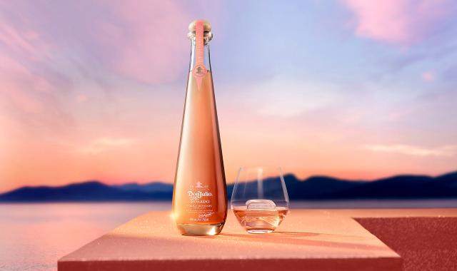 H Don Julio ρίχνει στη μάχη των premium ποτών μια ροζ τεκίλα