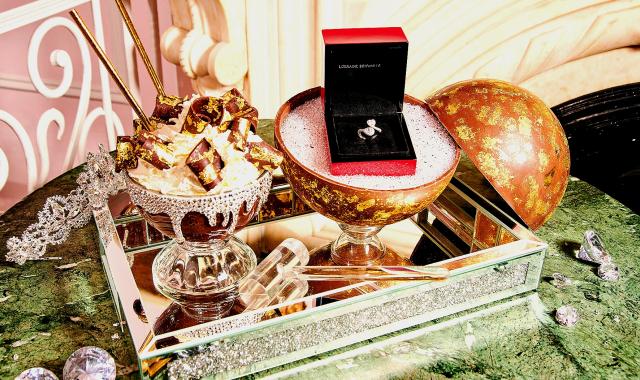 Γλυκό 250.000 δολαρίων με διαμαντένιο δαχτυλίδι σερβίρει εστιατόριο για τον Άγιο Βαλεντίνο