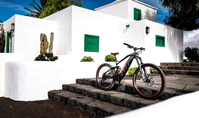 Το νέο ηλεκτρικό ποδήλατο της Audi έχει DNA από το ράλι του Ντακάρ