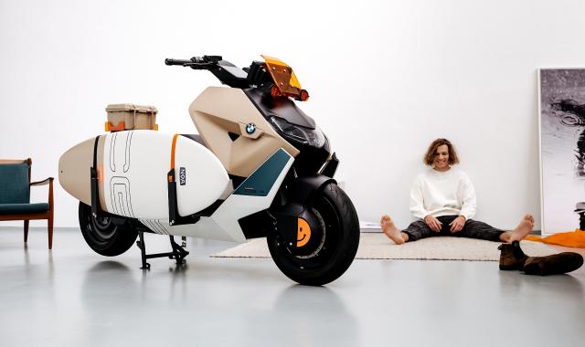 Το νέο ηλεκτρικό σκούτερ της BMW έρχεται με δώρο σανίδα του σερφ