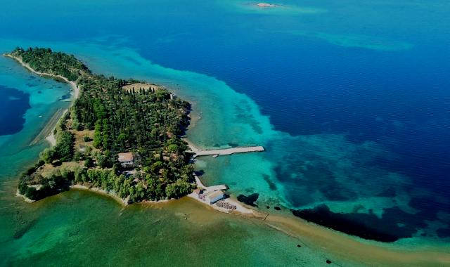 Με 7,5 εκατ. ευρώ παίρνετε ελληνικό ιδιωτικό νησί εφάμιλλο του Σκορπιού του Ωνάση