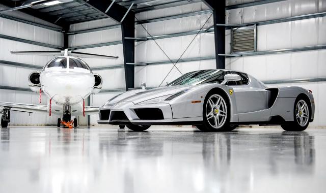 Η μοναδική Ferrari Enzo «του κουτιού» βγαίνει σε δημοπρασία με 227 χλμ. στο κοντέρ