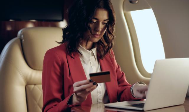 Ποιες πιστωτικές κάρτες χρησιμοποιούν οι δισεκατομμυριούχοι και τι προσφέρουν