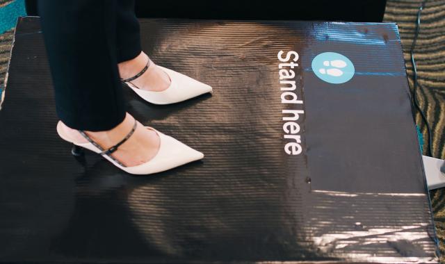 Ποια αεροπορική εταιρεία ζυγίζει τους επιβάτες πριν επιβιβαστούν στο αεροπλάνο