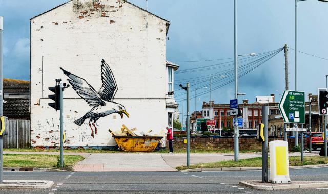 Κάποιος πλήρωσε 230.000 ευρώ για να αφαιρέσει έργο του Banksy απ' τον τοίχο του σπιτιού του