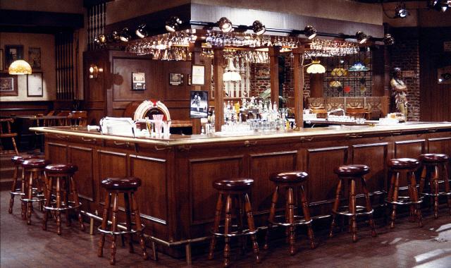 Τώρα μπορείτε να πάρετε σπίτι σας ολόκληρο το μπαρ της σειράς «Cheers»