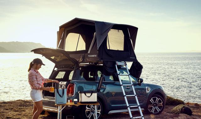 Η νέα σκηνή της Dometic φουσκώνει σε 2 λεπτά στην οροφή του αυτοκινήτου σας