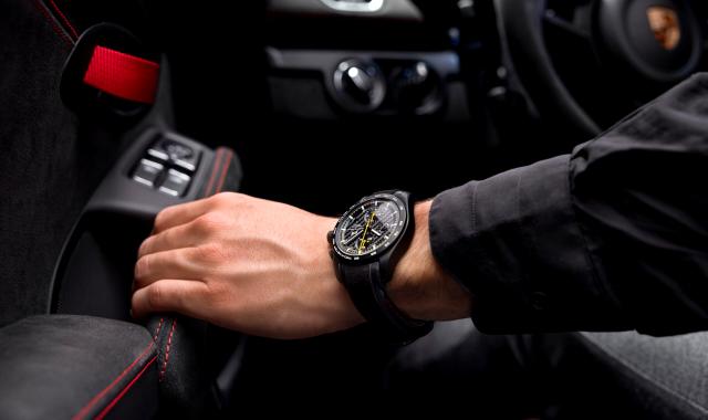 Η Porsche Design έφτιαξε ένα ρολόι για τους ιδιοκτήτες της νέας 718 Spyder RS