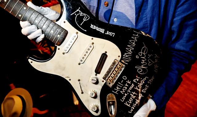 Κάποιος έδωσε 600.000 για τη σπασμένη κιθάρα του Κομπέιν από το θρυλικό «Nevermind»