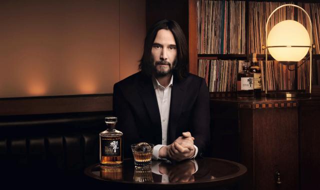 Κιάνου Ριβς: Ο John Wick κερνάει ιαπωνικό ουίσκι για τα 100 χρόνια της Suntory