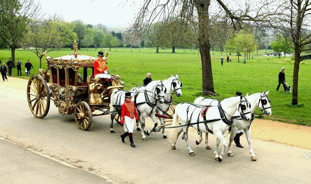 Βόλτες στο Λονδίνο με τη βασιλική «Άμαξα της Στέψης» λανσάρει η Uber