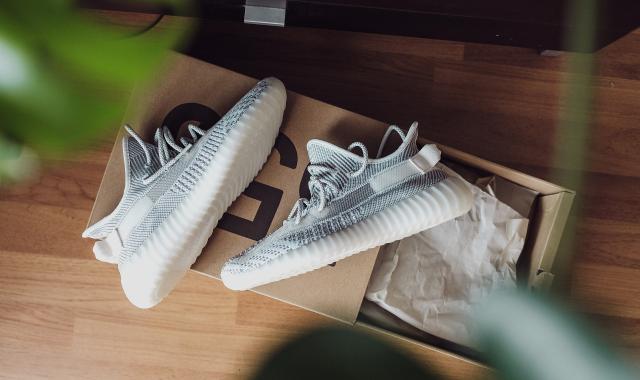 Η adidas πουλάει τα αποθέματα Yeezy των 1,2 δισ. ευρώ - Σε φιλανθρωπικούς σκοπούς τα έσοδα
