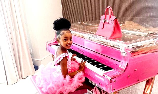 Τσάντα αξίας 20.000 ευρώ έκανε δώρο γενεθλίων η Cardi B στην πεντάχρονη κόρη της