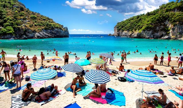 Στήνεις μόνιμη ομπρέλα για να έχεις καλή θέση στην παραλία; Ετοιμάσου για πρόστιμο