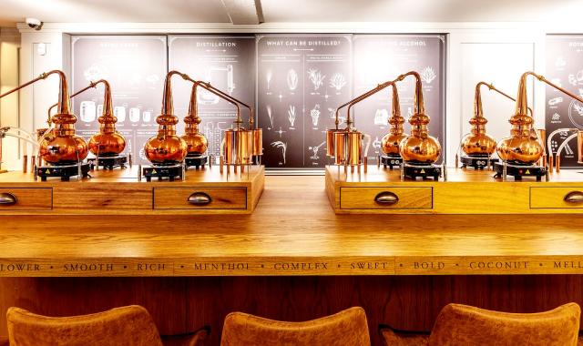 Μια νέα σχολή σας μαθαίνει να αποστάζετε τζιν και να φτιάχνετε τα δικά σας blend ουίσκι