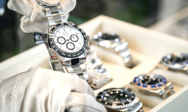 Συνεχή πτώση στις τιμές των ελβετικών πολυτελών ρολογιών βλέπει η Morgan Stanley