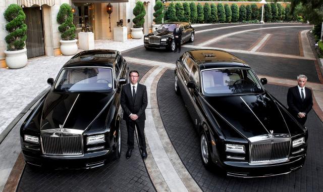 Πώς η Rolls-Royce μαθαίνει τους σοφέρ να φρενάρουν χωρίς να χύνεται η σαμπάνια