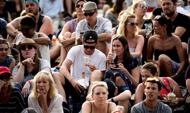 Διαιτητής «έκραξε» θεατές στο Γουίμπλεντον γιατί άνοιγαν σαμπάνιες στον αγώνα