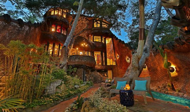 Στο «σφυρί» το γνωστό «Whale House» - Η εντυπωσιακή αρχιτεκτονική του