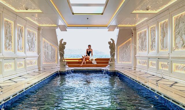 Το beach club του νέου superyacht «Leona» βγήκε από την αρχαία Ελλάδα