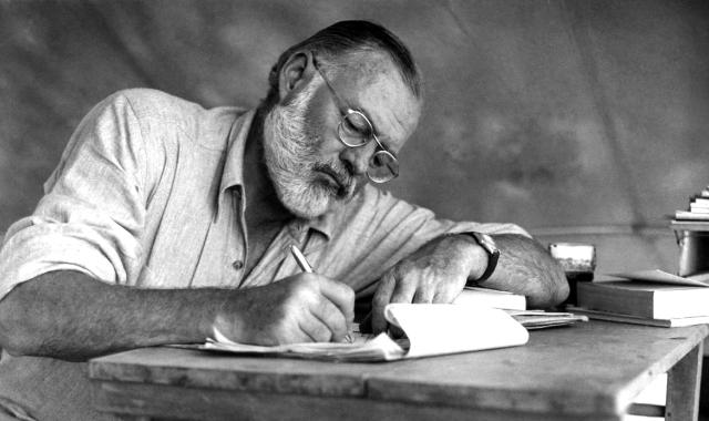 Στο σφυρί επιστολή του Χέμινγουεϊ που γράφει πώς γλίτωσε από δύο αεροπορικά δυστυχήματα