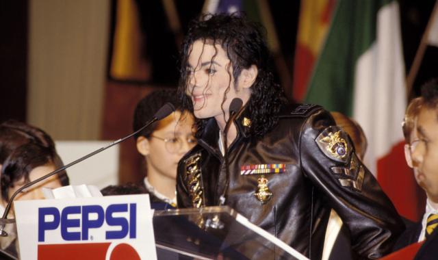 Ασύλληπτα ποσά για ρούχα που φόρεσαν οι Michael Jackson, George Michael και Amy Winehouse