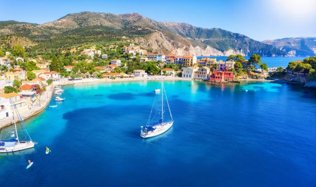 Σε ιστορικό υψηλό οι δαπάνες των τουριστών στην Ευρώπη το 2024