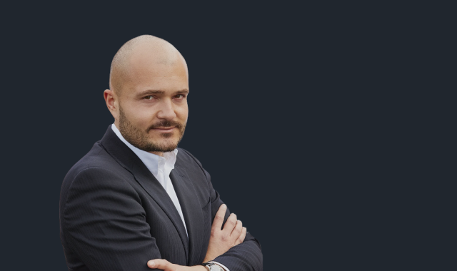 Ο 32χρονος που... παίζει άμυνα, εξοπλίζει την Ευρώπη και πλουτίζει