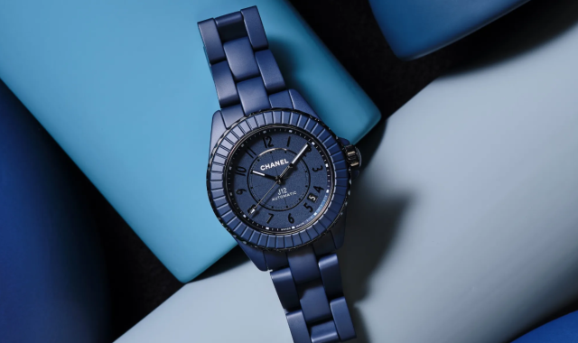 Η διακριτική γοητεία του φθινοπώρου στο νέο ρολόι J12 Bleu της Chanel