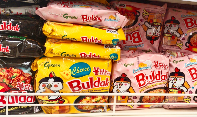 Viral, spicy και κερδοφόρα: Το success story των ramen noodles της Buldak