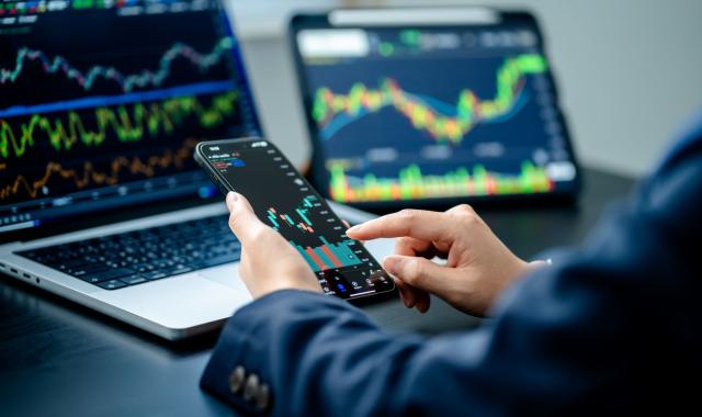 Tι κάνουν με τα χρήματά τους οι 240.000 crypto - εκατομμυριούχοι