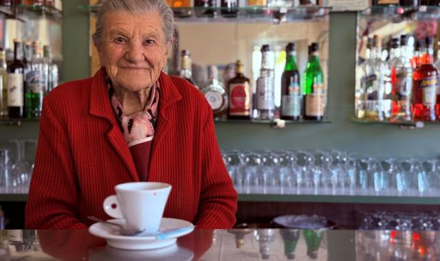 Μπαρίστα 101 ετών φτιάχνει καφέδες από το 1958 - Η ζωή της